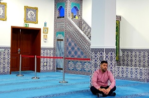 Gästeführer Omür Hafizoglu in der Moschee