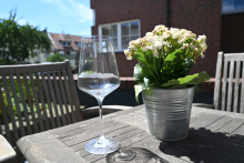 Weinglas mit Dinslakener Skyline