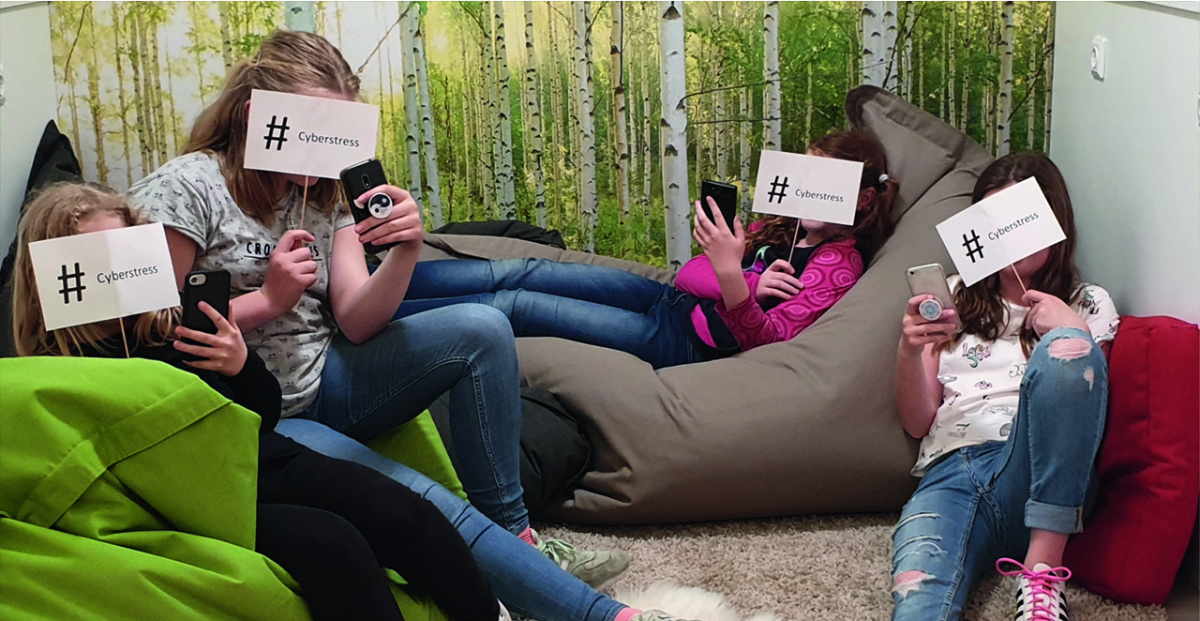 Foto von mehreren Jugendlichen, die auf ihr Handy schauen im Rahmen des Projektes Cyberstress Foto von mehreren Jugendlichen, die auf ihr Handy schauen im Rahmen des Projektes Cyberstress