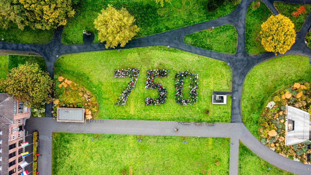 Menschen bilden eine 750, Bild von oben Menschen bilden eine 750, Bild von oben