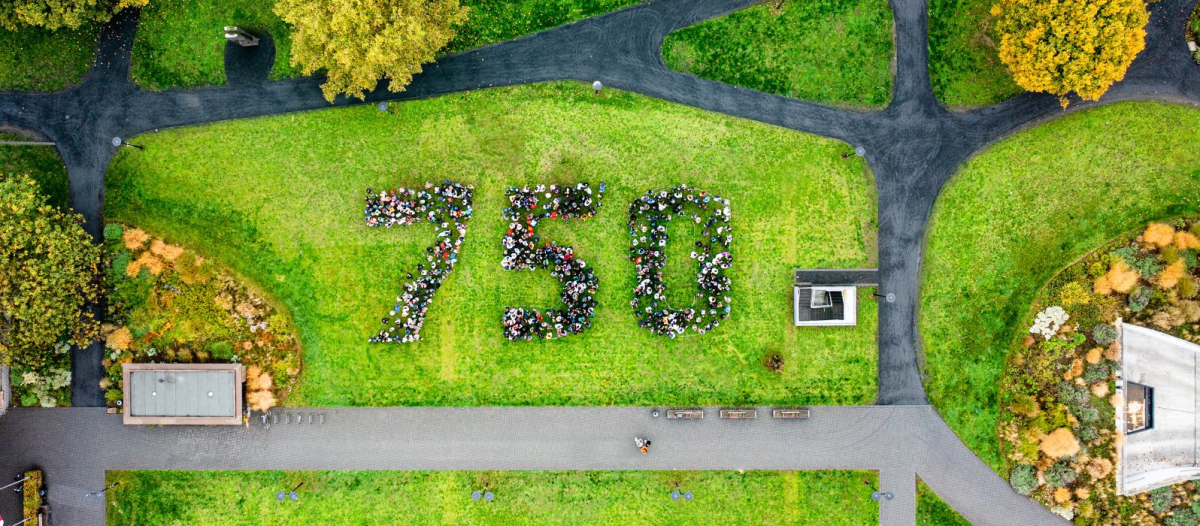 Menschen bilden eine 750, Bild von oben Menschen bilden eine 750, Bild von oben