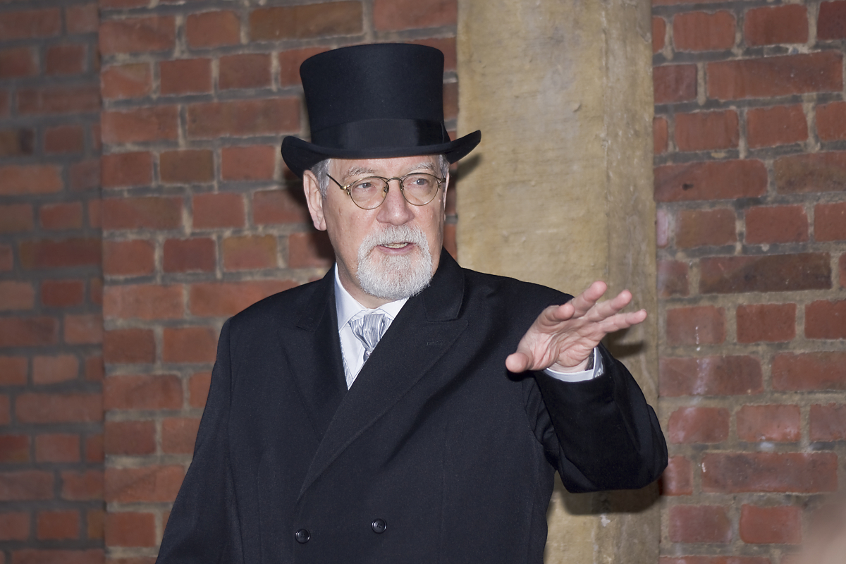Buggenhagen mit Anzug und Hut Buggenhagen mit Anzug und Hut