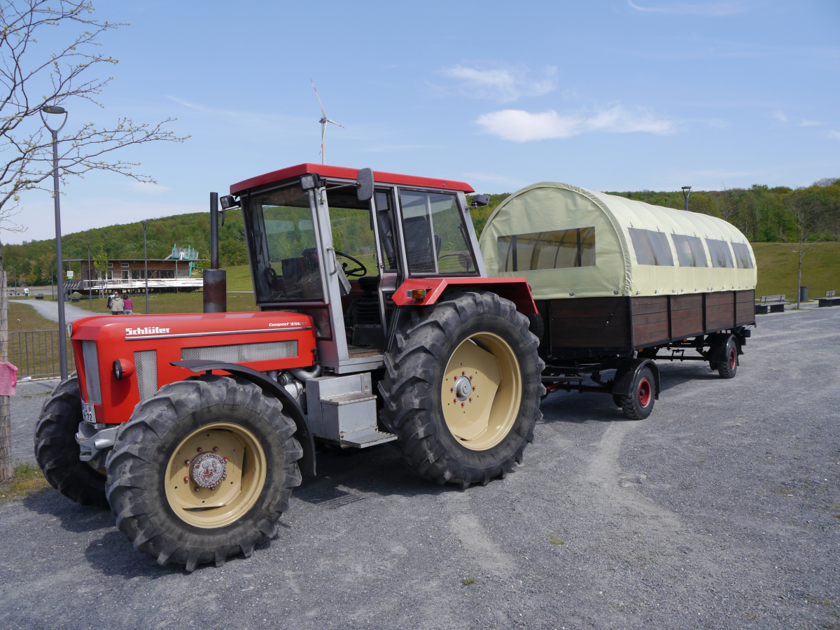 Trecker mit Planwagen Trecker mit Planwagen