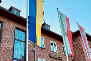 Flaggen vor dem Rathaus