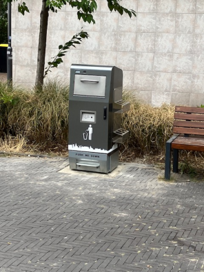 Solarabfalleimer neben einer Bank Solarabfalleimer neben einer Bank