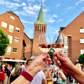 Bild vom Feierabendmarkt mit Sektanstoß