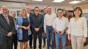 Bürgermeisterin Michaela Eislöffel mit Delegation bei Arads Bürgermeister Nisan Ben-Hamo im Dezember 2022 Bürgermeisterin Michaela Eislöffel mit Delegation bei Arads Bürgermeister Nisan Ben-Hamo im Dezember 2022