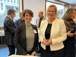 Dr. Tagrid Yousef und Ministerin Nancy Faeser bei der Deutschen Islam Konferenz am 07.12.2022