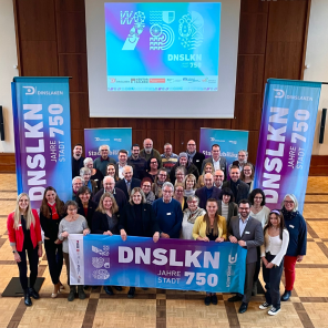 Gruppenbild mit Plakaten zum Stadtjubiläum 2023 Gruppenbild mit Plakaten zum Stadtjubiläum 2023
