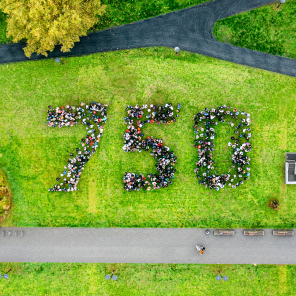 Menschen bilden eine 750, Bild von oben