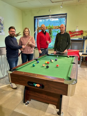 Jens Müller, Bürgermeisterin Michaela Eislöffel, Ben Brunswick (Mitarbeiter P-Dorf), Jonas Egelkraut (städtischer Jugendpfleger) bei der Übergabe eines Billard-Tisches im Januar 2023