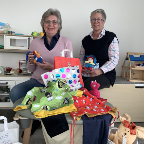 Baby-Startersets im Familienbüro: Rosi Karbach und Ulrike Westphal im Januar 2023