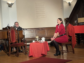 Szene eines Theaterstückes im Altarraum; Frau sitzt an einem gedeckten Teetisch und Mann am Klavier Szene eines Theaterstückes im Altarraum; Frau sitzt an einem gedeckten Teetisch und Mann am Klavier