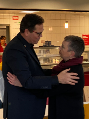 Nisan Ben Hamo und Anne Prior halten sich in den Armen 