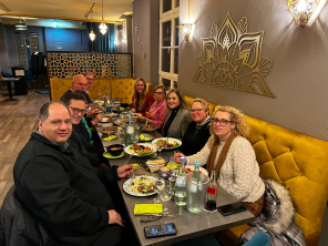 Gruppenbild am Tisch im Restaurant 