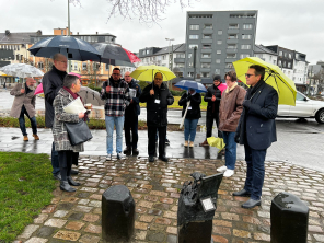 Gruppenbild am Kreisverkehr vom Rundgang mit Anne Prior 