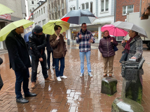 Gruppenbild in der Altstadt beim Rundgang mit Anne Prior 