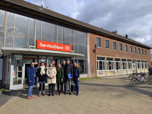 Gruppenbild vor dem Eingang des Bahnhofsgebäudes Gruppenbild vor dem Eingang des Bahnhofsgebäudes
