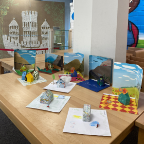 Selbstgebastelte Kunst von Kindern zum Thema eine Stadt entsteht 