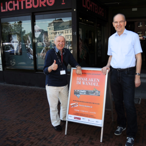 Bild von 2 Männern vor dem Lichtburg Kino 