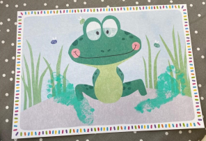 Familienbüro: Eltern können mit ihren Babys auch kreativ werden und zum Beispiel malen. Familienbüro: Eltern können mit ihren Babys auch kreativ werden und zum Beispiel malen. Das Bild zeigt einen gemalten grünen Frosch.