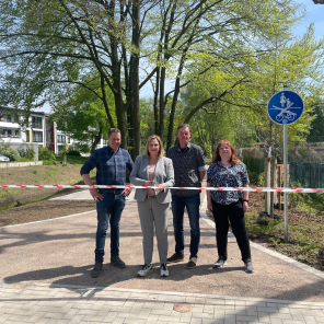 Foto: Bürgermeisterin Eislöffel gibt den Rotbach-Wanderweg zwischen B8 und Gneisenaustraße zur Benutzung frei (04.05.2023) Foto: Bürgermeisterin Eislöffel gibt den Rotbach-Wanderweg zwischen B8 und Gneisenaustraße zur Benutzung frei (04.05.2023) Von links: Bauleiter Sebastian Schneider, Bürgermeisterin Michaela Eislöffel, Uwe Blankenburg, Anke Janßen (beide Tiefbau der Stadt Dinslaken)