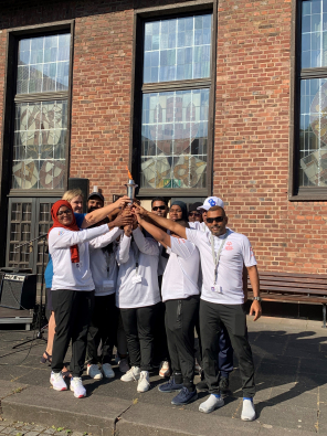 Bürgermeisterin Eislöffel und die Delegation der Malediven nach dem Entzünden der Host Town Fackel Bürgermeisterin Eislöffel und die Delegation der Malediven nach dem Entzünden der Host Town Fackel