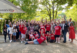 Gruppenbild vor Bäumen Gruppenbild vor Bäumen