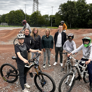 Dirtbike-Anlage Dinslaken Dirtbike-Anlage: Ines György-Deak (Fachdienst „Kinder- und Jugendförderung“ der Stadt Dinslaken), Lisa Reinemann (Diakonie im Ev. Kirchenkreis Dinslaken), Bürgermeisterin Michaela Eislöffel und