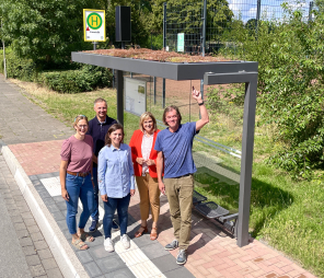 Gruppenbild vor einer Bushaltestelle