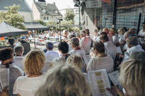 Chor singt auf der Bühne 
