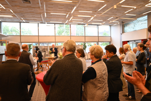 Menschen bei der Eröffnung zur Ausstellung 