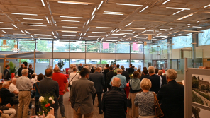 Menschen im großen Raum bei der Eröffnung der Ausstellung das historische Dinslaken 