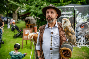 Mann mit Eule auf dem Arm