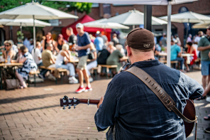 Gitarrist spielt vor Zuschauern 