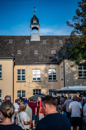 Menschen vorm Voswinckelshof