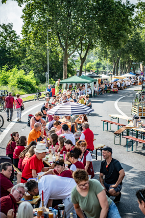 Menschen essen draußen  gemeinsam