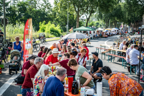 Menschen essen draußen  gemeinsam