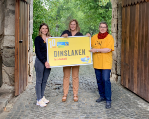 Gruppenbild mit Bürgermeisterin vorm Tor Gruppenbild mit Bürgermeisterin vorm Tor