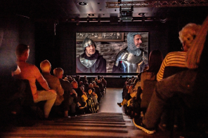 Menschen schauen einen Film 