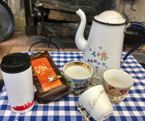 Foto mit verschiedenem Kaffeeequipment: Dinslakener Kaffeebecher, DIN-Kaffee, Tasssen und Kanne