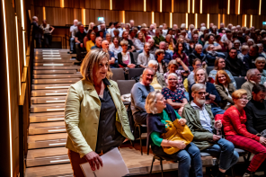 Michaela Eislöffel läuft die Treppe runter 
