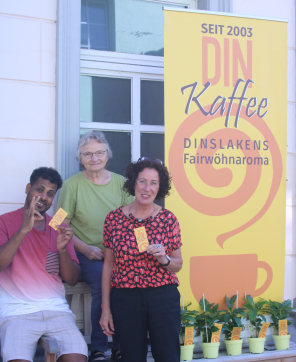 Gruppenbild vor Plakat DIN Kaffee Gruppenbild vor Plakat DIN Kaffee