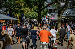 Menschen laufen die Straße runter 