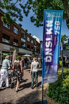 Menschen laufen die Straße entlang 