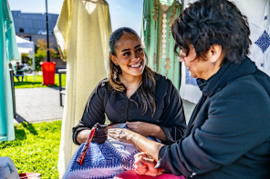 Einer Frau wird Henna tätowiert