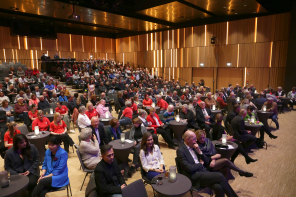 Puplikum sitzt im Saal