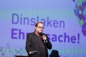 Mann hält eine Rede