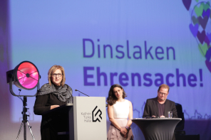 Bürgermeisterin hält eine Rede