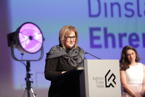 Bürgermeisterin hält eine Rede